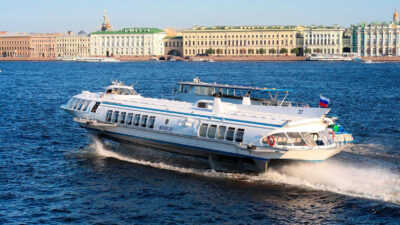 Преимущества поездки на метеоре в Петергоф