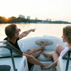 Аренда катера: как организовать романтическое свидание на воде