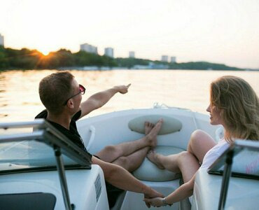 Аренда катера: как организовать романтическое свидание на воде